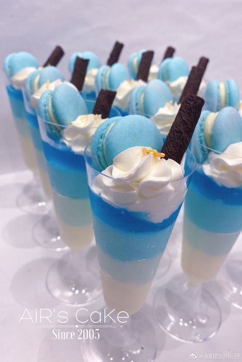 Iced Drinks Recipes, Colorful Desserts, Blue Desserts, Blue Food, Yummy Comfort Food, Pretty Drinks, Kawaii Food, Cute Desserts, Food Drawing