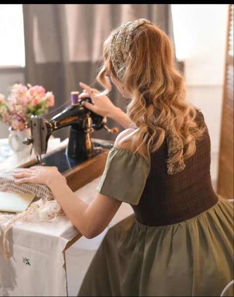 Trad Wife Aesthetic, Sewing Aesthetic, Fashion Design Classes, Wife Life, Princess Aesthetic, Looks Vintage, Beautiful Photography, Modest Fashion, Fashion Lifestyle