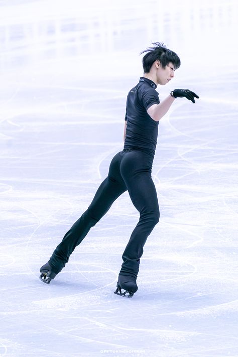 Skater Men, Yuruzu Hanyu, Male Figure Skaters, Human Poses Reference, Figure Poses, Yuzuru Hanyu, Dynamic Poses, Hanyu Yuzuru, Pose Reference Photo