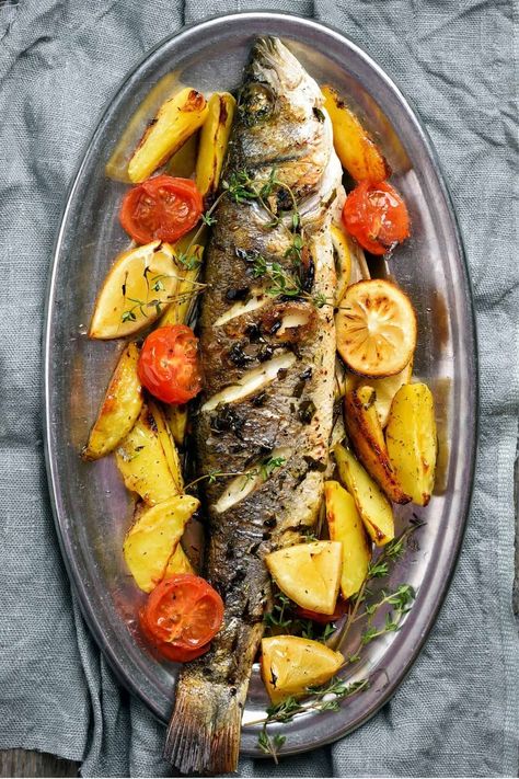 15 Spanish Christmas Recipes for a Traditional Holiday Feast Spanish Christmas Food, Christmas Fish, Spanish Dinner, Christmas Turkey Recipes, Grilled Trout, Traditional Spanish Recipes, Spanish Christmas, Xmas Dinner, Christmas Food Dinner