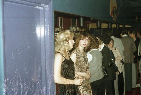 70s Street Photography, Manchester Nightlife, 1970s Uk, 70s Uk, Uk Street Style, Uk Street, 70’s Aesthetic, 1970s Music, 70s Photos