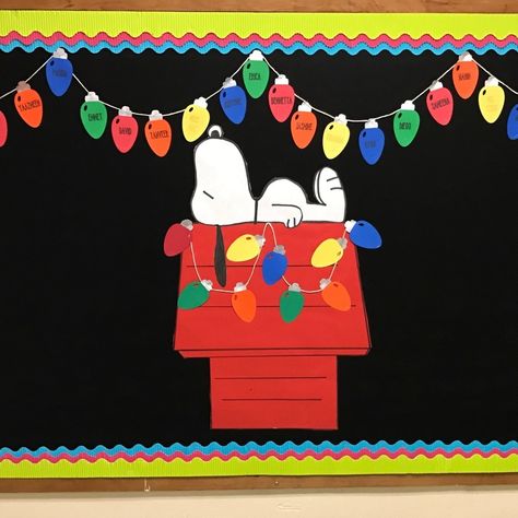 Peanuts Christmas Bulletin Board, Cute Christmas Bulletin Board Ideas, Christmas Bulliten Board School, Christmas Birthday Board Daycare, Christmas Theme Bulletin Boards, Peanuts Bulletin Board Ideas, Xmas Bulletin Board Ideas, Christmas Themed Bulletin Boards, Christmas Birthday Board