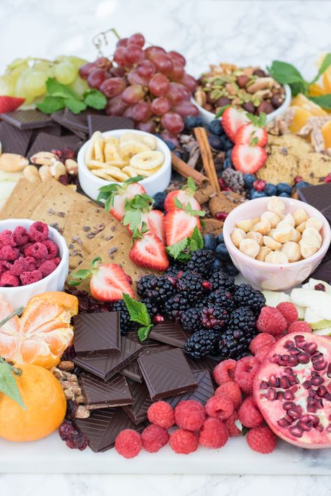 How to Build a Chocolate Dessert Board ( #vegan #glutenfree) Chocolate Dessert Board, Dessert Charcuterie Board, Dessert Charcuterie, Dessert Board, Vegan Party Food, Dessert Platter, Freeze Dried Fruit, Chocolate Maker, Banana Chips