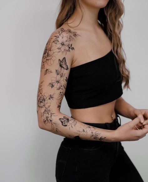 21 Tattoo Sleeve Voor Vrouwen: Van Vrouwelijk Tot Stoer Femine Tattoo Arm, Scatter Sleeve Tattoo Women, Tatto Sleeves Girl, Whole Sleeve Tattoos For Women, Cool Tattoo Sleeves, Whole Body Tattoo Woman, Girl Sleeve Tattoo, Feminine Sleeve Tattoo, Scattered Tattoos Sleeve Women