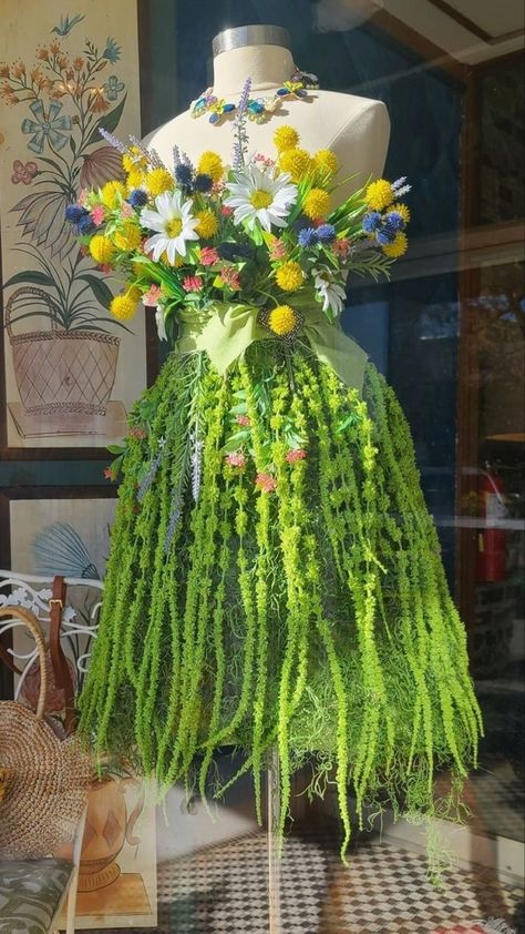 flowers Costume Fleur, Dress Form Decor, Flower Costume, Fair Outfits, Mannequin Art, Fest Outfits, Fairy Clothes, Dress Forms, Deco Floral