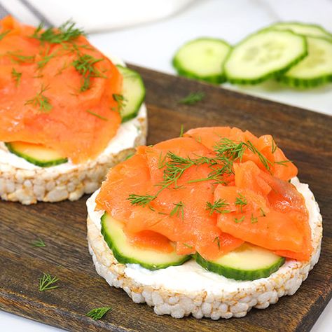 Smoked salmon rice cakes Smoked Salmon Rice Cake, Rice Cake Smoked Salmon, Rice Cakes Toppings Savory, Salmon Rice Cakes, Rice Cake Lunch Ideas, Rice Cakes Toppings Healthy, Rice Cake Breakfast, Rice Cake Ideas, Rice Cake Recipes Healthy