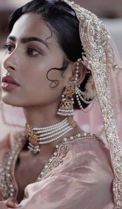 Pink bridal . Baby curl edges . pearl jewelry Pearl Bridal Jewelry Indian, Pakistani Jewellery Aesthetic, Baraat Jewelry, Nikah Hairstyles Pakistani, Sahara Earrings Hairstyle, Jhoomar Hairstyles, Desi Bride Hair, Osari Designs, Indian Wedding Hair