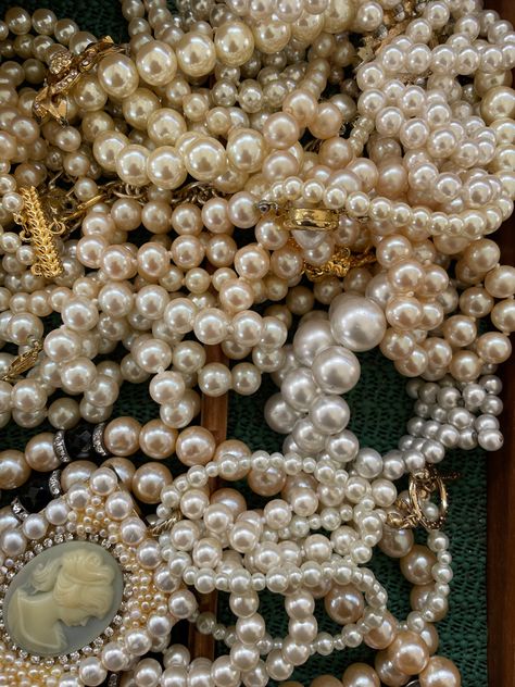 Pearls Wallpaper, Pearl Necklace Aesthetic, Pearls Aesthetic, Pearl Aesthetic, Pearl Wallpaper, Downtown Manhattan, Classy Jewelry, Pretty Jewellery, Flea Market