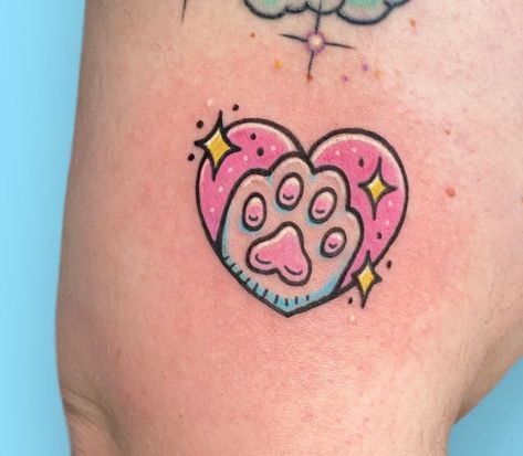 Traditional Paw Print Tattoo, Funny Cool Tattoos, Kawaii Food Tattoo, Kawaii Bear Tattoo, Pink Cat Tattoo, Kawaii Traditional Tattoo, Small Glitter Tattoo, Girly Old School Tattoo, Kawaii Tattoo Ideas Pastel Goth