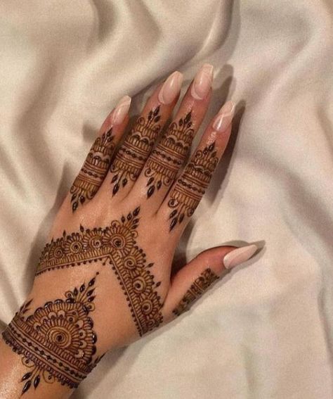 Model Henne, Henna Main, Simple Henna Designs Hand, Henna Designs Back, Mehndi Ideas, Henne Tattoo, Henna Inspo, Floral Henna Designs, Henna Tattoo Hand