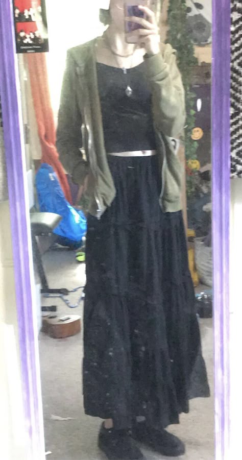 Gothic Long Skirt Outfit, How To Style Long Black Skirt, How To Style A Long Black Skirt, Outfits With Long Black Skirts, Goth Skirt Outfit, Long Skirt Grunge, Black And Green Outfit, Black Long Skirt Outfit, Soft Grunge Fashion