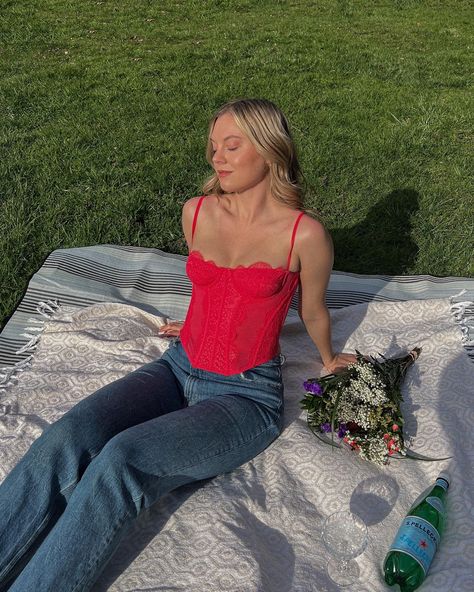 Blonde woman wearing the urban outfitters corset top, laying in a grass field on a blanket for an aesthetic picnic and spring outfit inspo. Picnic Outfit Jeans, Picnic Aesthetic Outfit, Picnic Outfit, Picnic Aesthetic, Outfit Jeans, Spring Aesthetic, Top Summer, Staple Pieces, Corset Top