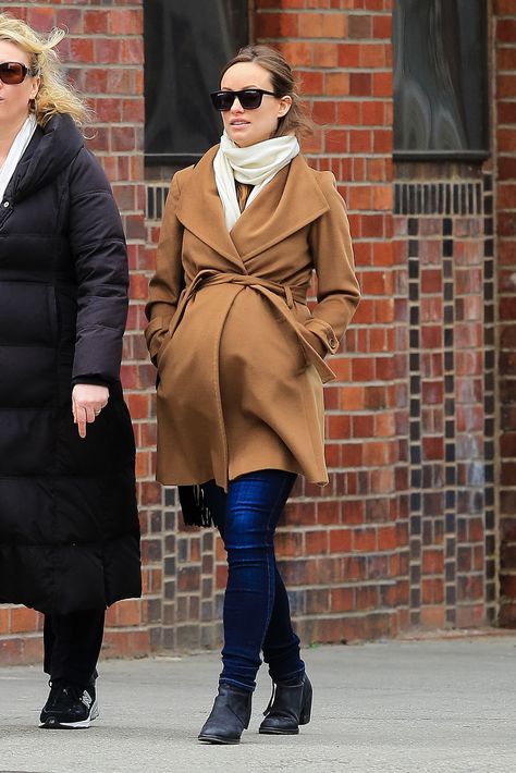 Olivia Wilde Comfy Jeans Outfit, Baby Bump Style, Preggo Fashion, Maternity Chic, Pregnant Celebrities, Stylish Maternity Outfits, Winter Maternity, Fall Maternity, Chic Coat