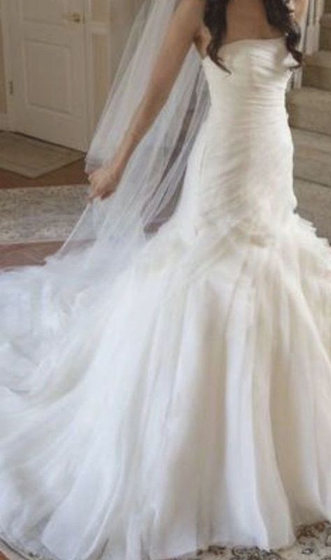 Wavy Wedding Hairstyles, Wedding Gown Cuts, Vera Wang Wedding Dresses, Vera Wang Wedding Gowns, Crafts Unique, Modern Wedding Gown, Vera Wang Wedding, Turkey Crafts, Homemade Wedding