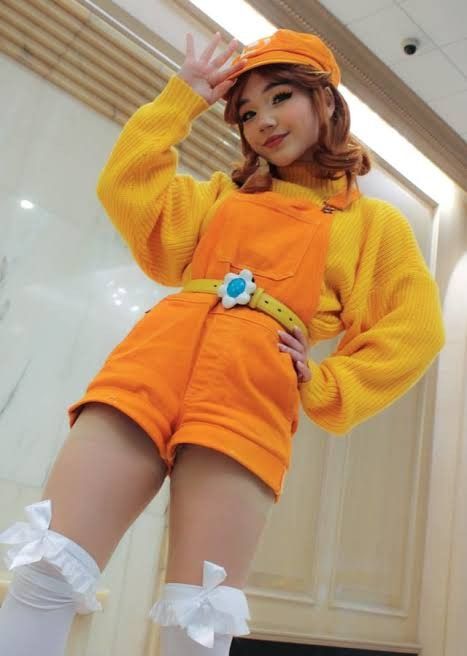 Princess Daisy Outfit Ideas, Mario Party Cosplay, Diy Princess Daisy Costume, Mario Princesses Costume, Princess Daisy Outfits, Luigi And Daisy Costume, Princess Daisy Makeup, Princess Daisy Costume Diy, Daisy Mario Costume