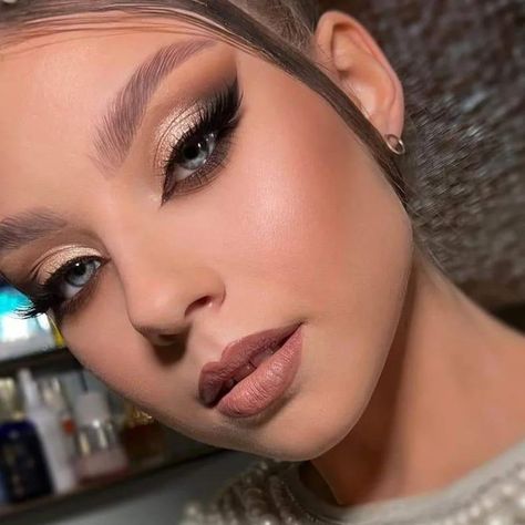 Glittering Glam Nude Makeup Looks Nude Makeup Looks, Nude Makeup Look, Shimmery Eyeshadow, Shimmer Makeup, Special Makeup, Graphic Eyeliner, Makeup By, Different Skin Tones, Neutral Eyeshadow