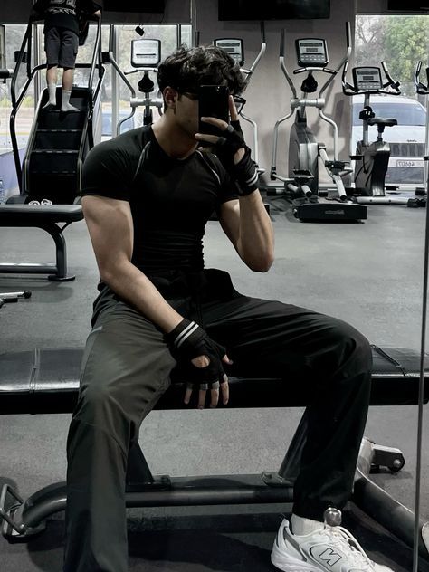 Muscular Men Aesthetic Outfits, Male Athleisure Aesthetic, All Black Aesthetic Outfit Men, Gym Body Aesthetic Men, Gym Outfits Aesthetic Men, Gym Guys Aesthetic, Sporty Aesthetic Men, Body Mens Aesthetics, Athletic Guy Aesthetic