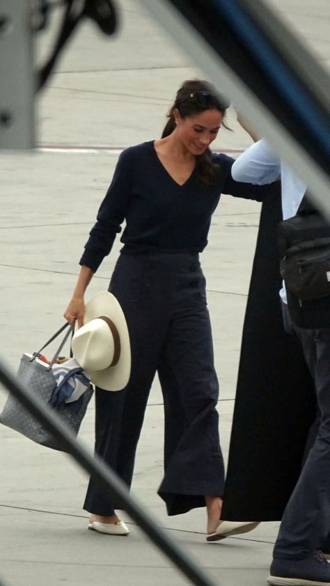 Outfit For Meeting, Expensive Travel, Walking Clothes, Meghan Style, Meghan Markel, Engagement Party Outfit, Winter Walking, Meghan Markle Outfits, Los Angeles Airport