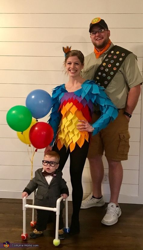 Our son is being Carl. I am Kevin, I handmade my costume with felt! Cut out the feathers and used hot glue! My husband is Russel, I made his sash and badges. The badges are felt circles with the badges glued (paper printed). UP is... Family Costumes Disney, Disfraz Up, Russell Costume, Russell Up Costume, Disney Couple Costumes, Disney Family Costumes, Family Themed Halloween Costumes, Disney Costumes Diy