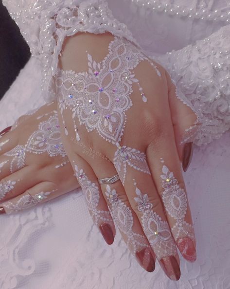 Design whitehenna yang simple cocok untuk Wedding Wedding Henna Simple, N Nails, White Henna Tattoo, White Henna Designs, Moodboard Wedding, Nikah Decor, Inai Pengantin, Wedding Planning List, Planning List