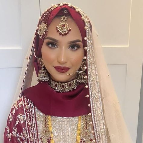 Saarah Hijab Stylist ♡ on Instagram: "Nazifa Allahumbarik🥰 Thank you for trusting me a year back for your nikkah and then also for your Walimah!🥹 It was an absolute pleasure, such a pure bride inside and out Allahumabarik 🤎 Makeup by the lovely @beauty.by.aisha 🥰" Hijab Styles Wedding, Hijabi Pakistani Bride, Hijab Bridal Look, Desi Hijabi Bride, Hijabi Desi Bride, Indian Hijabi Bride, Nikkah Hijab, Hijab Bride Pakistani, Hijabi Bride Pakistani