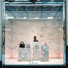 Luxury Window Display, Jewelry Store Design, Store Window Displays, Store Design Boutique, Window Display Design, Lighting Showroom, Store Windows, Shoes Stand, Accessories Display