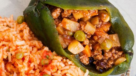 Frijoles Refritos, Chile Poblano, Chile Relleno, Mexican Food Recipes Authentic, Everyday Food, Tortillas, Chana Masala, Pork Recipes, Fried Rice