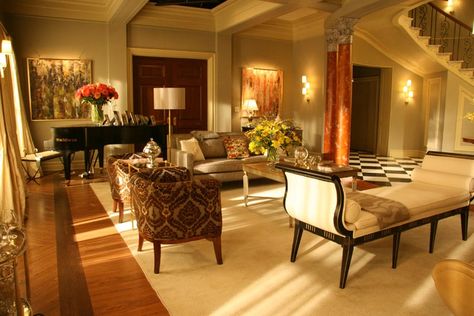 Waldorf penthouse - Gossip Girl Wiki Blair Waldorf Bedroom, Penthouse Decor, Estilo Gossip Girl, San Myshuno, Gossip Girls, Luxury Living Room Design, Nyc Apartment, Blair Waldorf, A Living Room