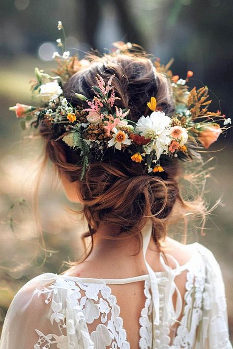 Find gorgeous bridal hair ideas to elevate your style. This guide features chic braids designed with sparkling accessories. Great for a classic look. Bridal Hair Styles With Flowers, Wildflowers In Hair, Boho Wedding Hair Flowers, Fishtail Braid Wedding, Side Bun Wedding, Bridal Hair Ideas, Dutch Braid Updo, Romantic Waves, Pin Up Curls