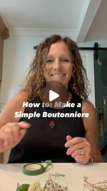 Stacey Puncochar Perry on Instagram: "Have you ever looked at a boutonnière and thought “I could probably make that myself?” That’s because YOU CAN! Floral master Stacey Perry is here to show you how to make a simple boutonnière in just a few steps🌷 • • • #boutenniere #promboutonniere #promflorals  #nashvilleflorist #nashvilleeventflorist #nashvillefloraldesigner #floraldesign #nashvillewedding #nashvillebride #southernwedding #southernbride #nashvilleweddingflowers #luxuryfloraldesign #floristsofinstagram #franklinweddingflorist #franklinbride #tennesseeweddingflorist #tennesseebride #downtothewire #nashvillefloraldesign #tennesseefloraldesign #southernfloraldesign #prom #promflorals" Easy Boutonniere Diy, How To Make A Simple Boutonniere, How To Make A Boutonniere Diy Tutorials, Boutennaire Diy, Boutinneres Prom, Make Boutonniere, How To Make Boutonnieres, Bootinterieur Wedding Diy, Making A Boutonniere