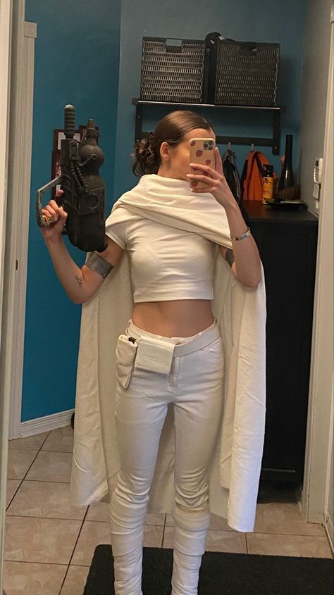 Woman Jedi Costume, Fan Expo Costumes, Starwars Costume Family, Hot Princess Leia Costume, Yoda Costume Diy Woman, Easy Padme Costume, Princess Padme Costume, Star Wars Costumes Padme, Asian Cosplay Ideas