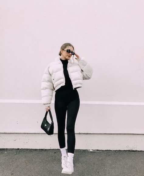 Winter Wear Jackets Women, White Puffer Coat Outfit, Sporty Outfits Winter, Puffer Jacket Outfit Ideas, White Puffer Jacket Outfit, Short Jacket Outfit, Cropped Jacket Outfit, Puffer Coat Outfit, White Puffer Coat