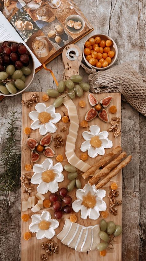 Flower chessboard 🌼 I used cream cheese for the flower leaf’s and for the flower middle I used lemon curd 🍋 The other yummy foodies are :… | Instagram Charcuterie Inspiration, Gouda Cheese, 29th Birthday, Mad Tea Party, Flower Leaf, Cream Flowers, Flower Tea, Lemon Curd, Charcuterie Board