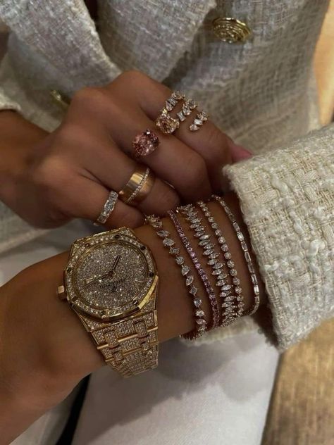 Luxury Jewelry Stack, Expensive Lifestyle Aesthetic, Schmuck Aesthetic, Luxury Jewelry Aesthetic, Xoxo Jewelry, Bracelets And Rings, Expensive Jewelry Luxury, Wrist Jewelry, Luxe Jewelry