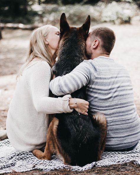 Couple with a dog. German Shepherd. Dog photography. Couples photography Couple With A Dog, Shooting Photo Couple, Dog Family Pictures, Family Dog Photos, Dog Photography Poses, Dog Couple, Dog German Shepherd, Positive Dog Training, Dog German