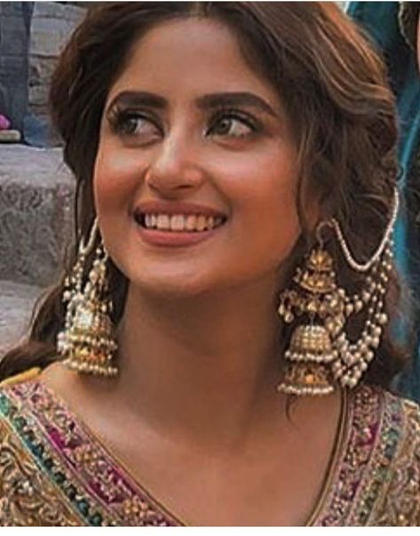 Hairstyles With Sahara Earrings, Mehendi Hair, Sajal Ali Wedding, Sahara Earrings, Kaan Chain, Bridesmaid Jewellery, Sajjal Ali, Sajal Aly, Dresses Western