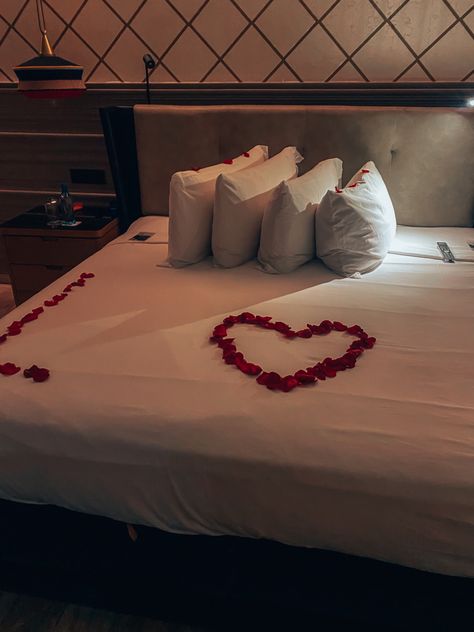 Honeymoon Decorations Romantic, Love Hotel Aesthetic, Aesthetic Honeymoon, Honeymoon Suite Aesthetic, Honey Moon Room Decoration, Honeymoon Phase Aesthetic, Honeymoon Room, Honey Moon Aesthetic, Honeymoon Aesthetic Bed