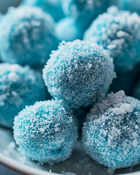 blue curacao Blue Truffle Balls, Blue Christmas Truffles, Blue Food Ideas Party, Blue Appetizers, Blue Curacao Liqueur, Winter Dessert, Christmas Truffles, Candy Balls, Blue Desserts