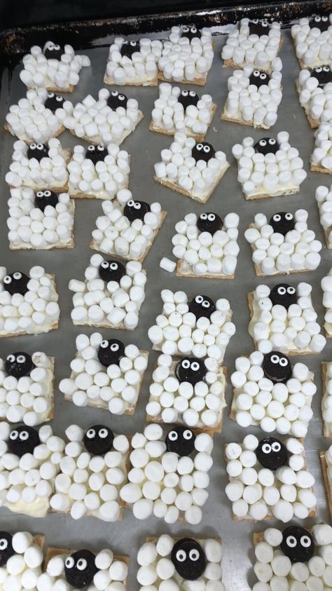 marshmallows + mini oreos = sheep Bible School Snacks, Sunday School Snacks, Mini Oreos, Sheep Cake, Toddler Lunch, Toddler Lunches, Sunday Recipes, David And Goliath, School Snack