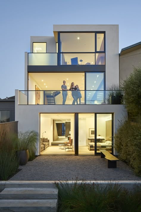 Noe Valley contemporary defined by sleek lines and striking vistas Twice a week, The... Narrow House Designs, House Architecture Styles, Contemporary Houses, A Modern House, Narrow House, Glass Walls, Minimalist House Design, Curtains Living, House Exteriors