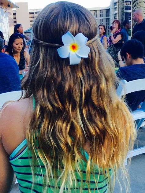 Hawaiian twist-back hairstyle! Hawaiian Spirit Day Hairstyles, Hawaiian Party Hairstyles, Hawaiian Hairstyles For Short Hair, Hawaiian Hair Styles, Hawaiian Luau Hairstyles, Hawaiian Hairstyles Easy, Hawaiian Day Spirit Week, Luau Hairstyles, Bestie Wishes