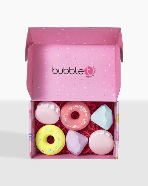 Details: A donut, a macaron and a diamond... It' everyone's favourite trio! With sweet scents of Watermelon, Strawberry and Rainbow fruits, this exclusive 6-piece collection is everything you need to the perfect relaxing bath. Gift these bath fizzers to friends, family or any loved one for any occasion. Simply drop one in the bath and watch the water fizz and bubble. Inside: Vegan Friendly Cruel-T free Tea inspired beauty Contents: 6 x 150g Bath bomb fizzers Dims: W24cm x H16cm x D8cm Bath Products Packaging, Bath Bomb Packaging, Bubble Bath Bomb, Watermelon Strawberry, Bath Fizzers, Rainbow Fruit, Bath Gift Set, Bath Gift, Free Tea