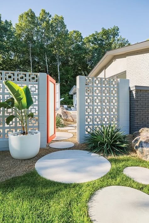 Palm Springs Front Fence, Breeze Blocks Fence, Palm Springs Backyard Pool Ideas, Palm Springs Patio Ideas, Palm Springs Fence, Breeze Block Fence With Gate, Palm Springs Outdoor Patio, Palm Springs Pool Landscaping, Palm Springs Yard