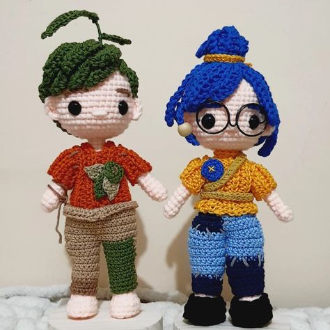 two amigurumi dolls - one in the likeness of cody and one looking like may, both characters from the video game it takes two. the dolls are standing on a wooden platform Crochet Custom Doll, Video Games Crochet, Amigurumi Base Doll, It Takes Two Crochet Pattern, Crochet Patterns For Acrylic Yarn, Crochet Amigurumi Characters, Free Crochet Patterns Acrylic Yarn, Video Game Amigurumi, Gaming Crochet Patterns