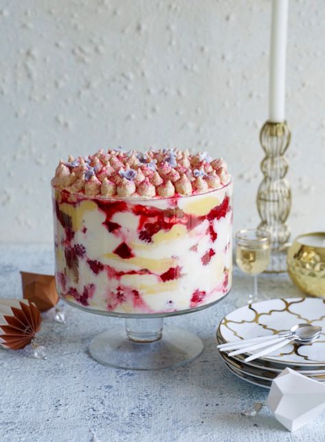 Meringue Trifle, Meringue Topping Recipe, Christmas Trifle Recipes, Trifle Bowl Recipes, Trifle Dessert Recipes, Meringue Topping, Trifle Recipes, Christmas Trifle, Mini Meringues