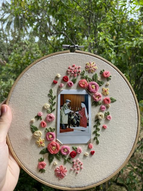 Embroidery With Photo Frame, Embroidery Photo Frame Ideas, Embroidery Pictures Ideas, Embroidery Hoop Frame, Embroider Gift Ideas, Picture Embroidery Ideas, Embroidery Picture Holder, Embroidery Gift Ideas For Men, Picture Frame Embroidery