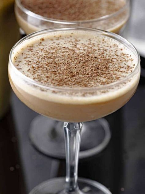 Vanilla Espresso Martini Low Calorie Espresso Martini, Espresso Martini Pitcher, Rumchata Espresso Martini, Espresso Martini Vanilla Vodka, Vanilla Espresso Martini, Creamy Espresso Martini Recipe, Espresso Martini With Cold Brew, Creamy Espresso Martini, Vanilla Martini