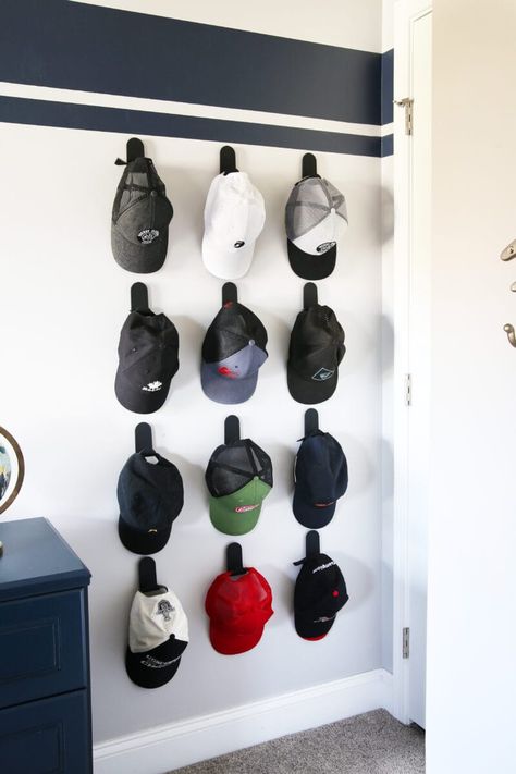 Cap Hanging Ideas, Locker Room Bedroom Ideas, Baseball Cap Organization, Baseball Room Ideas For Boys, Boys Room Organization, Hat Display Ideas Wall, Hat Hanging Ideas, Baseball Cap Storage Ideas, Boys Room Organization Ideas