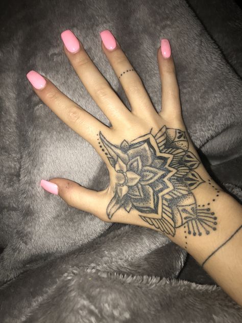 Summer Coffin Nails, Mandala Hand Tattoos, Henna Inspired Tattoos, Hand And Finger Tattoos, Cute Hand Tattoos, Hand Tats, Inspiration Tattoos, Hand Tattoos For Women, Stylist Tattoos