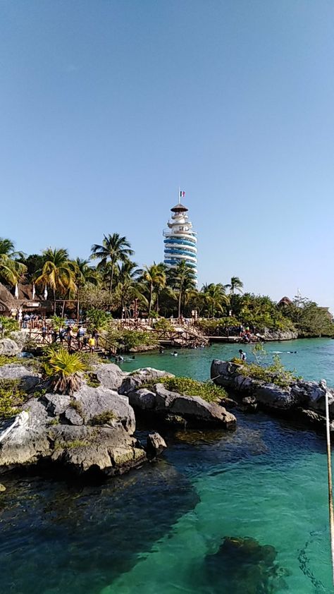 El faro de Xel-Ha mide más de 40 metros de altura que cuenta con una vista espectacular del Mar Caribe, la caleta y la exuberante selva de la Riviera Maya. Xel Ha, Riviera Maya, Water